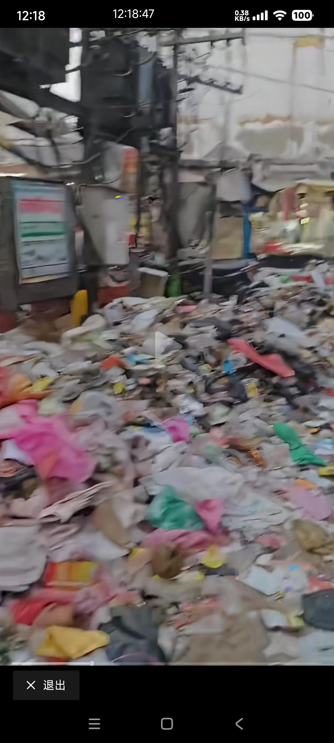 印度德里某街头生活垃圾占满整条街道有人问印度为什么不拿这些生活垃圾去焚烧发电