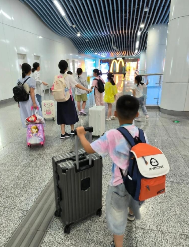 一女子在某旅行社给孩子报了出国旅游项目，并花费16500元。岂料，在出发前孩子忘