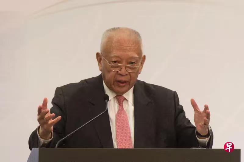 船王之子董建华，在香港安详离世！董建华小时候被父亲刻意穷养、苦养！父亲董浩云