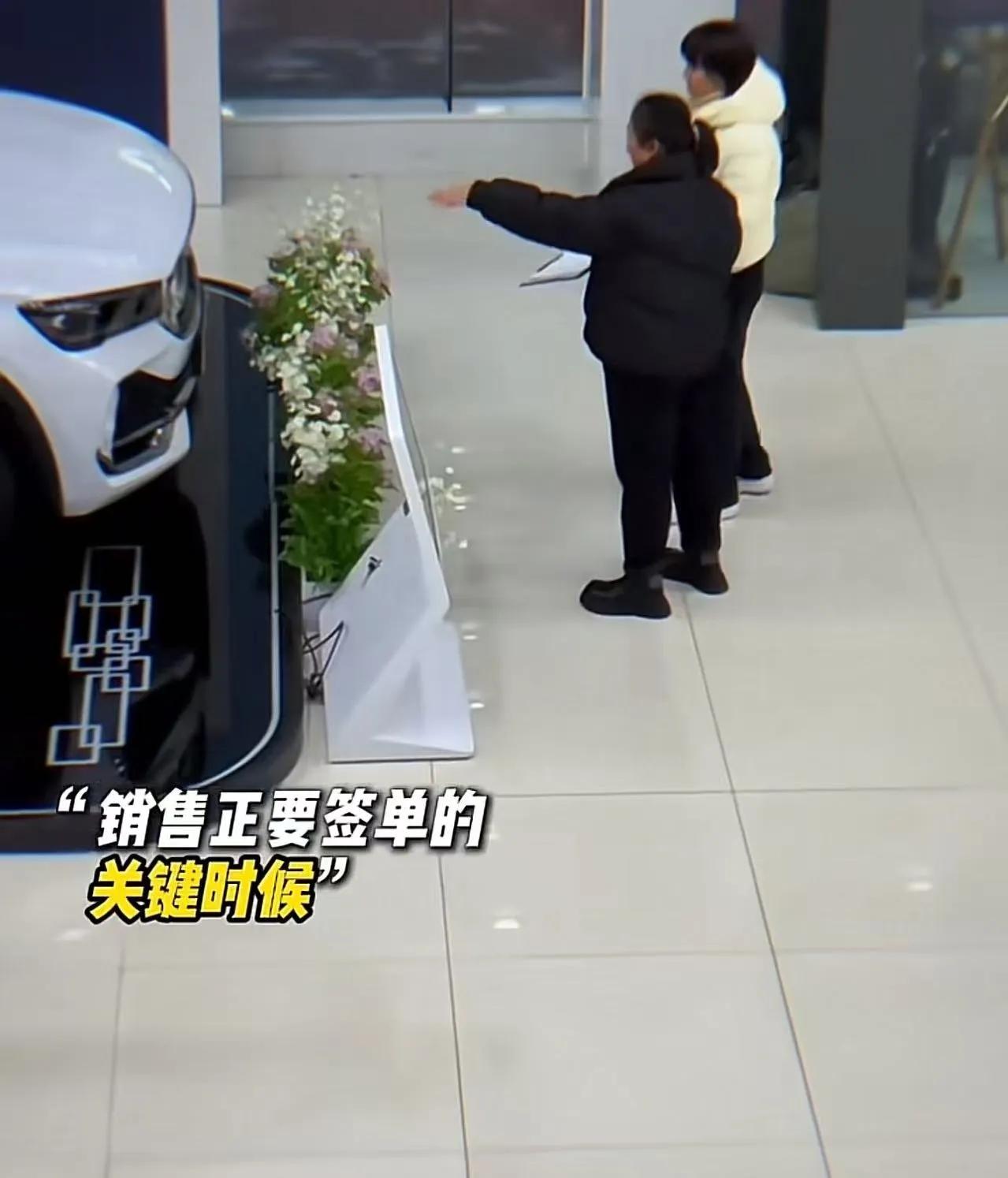 签单关头给环卫工倒热水！销售这波善意直接捡大单！朋友谁懂啊！刷到这事儿我直