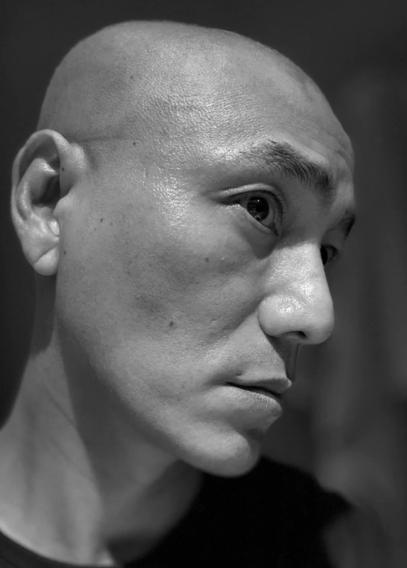 陈坤剃光头了，造型依然很酷，就是有点渗人