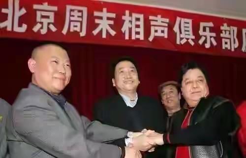 同样是说相声，平台给两个人的标注，差了一个词。姜昆的名字后面，跟着“著名相声表