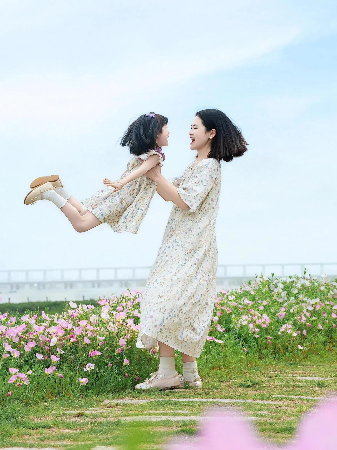 花间春意浓笑语逐风轻景美人更美🥰母女温柔