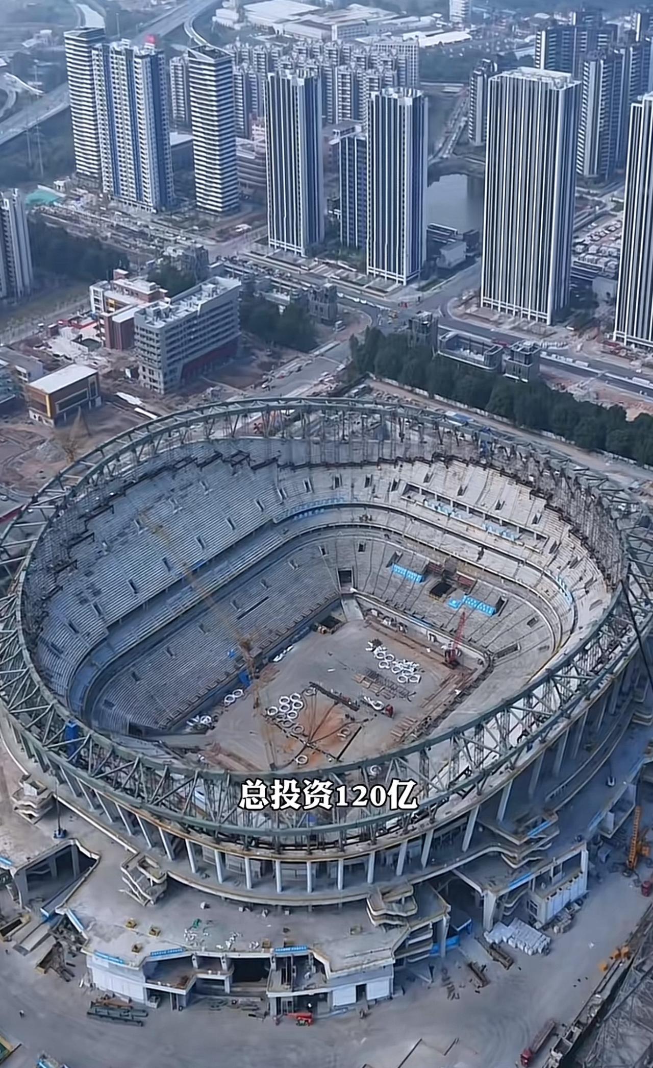 这里就是许老板打造的足球场，计划建成后可同时容纳10万人，如今更名为广州足球公园