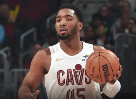 明日常规赛，骑士将再战老鹰。据报道，米切尔、贾勒特-阿伦、萨姆-梅里尔因为伤病