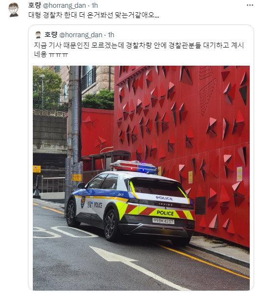 粉丝一小时前在twi上传照片，在T1下面看到了警车cr.horrang