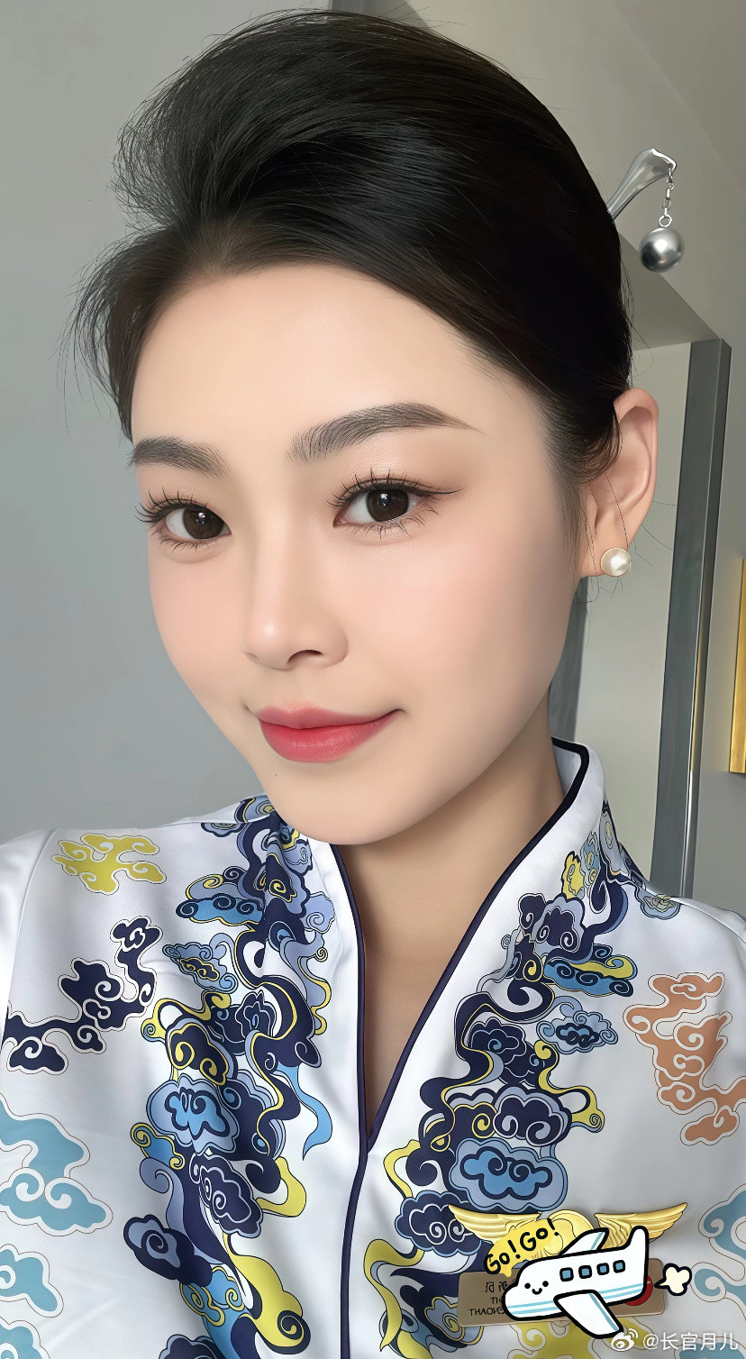 海航空姐的制服，又美又飒。