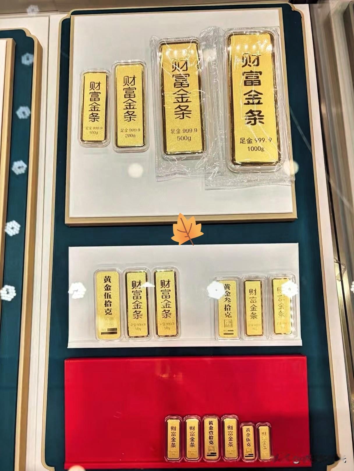 持有大量黄金的人现在估计大腿都快拍肿了，就在5月5日国际金价跌到995/克，