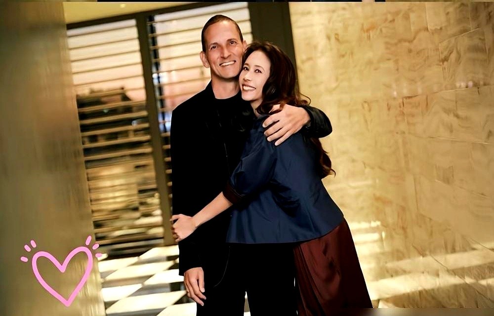 和初恋分手20多年后重逢结婚，15年没生娃，莫文蔚硬是把三个继子女熬成了自己人。她这后妈当得通透：不
