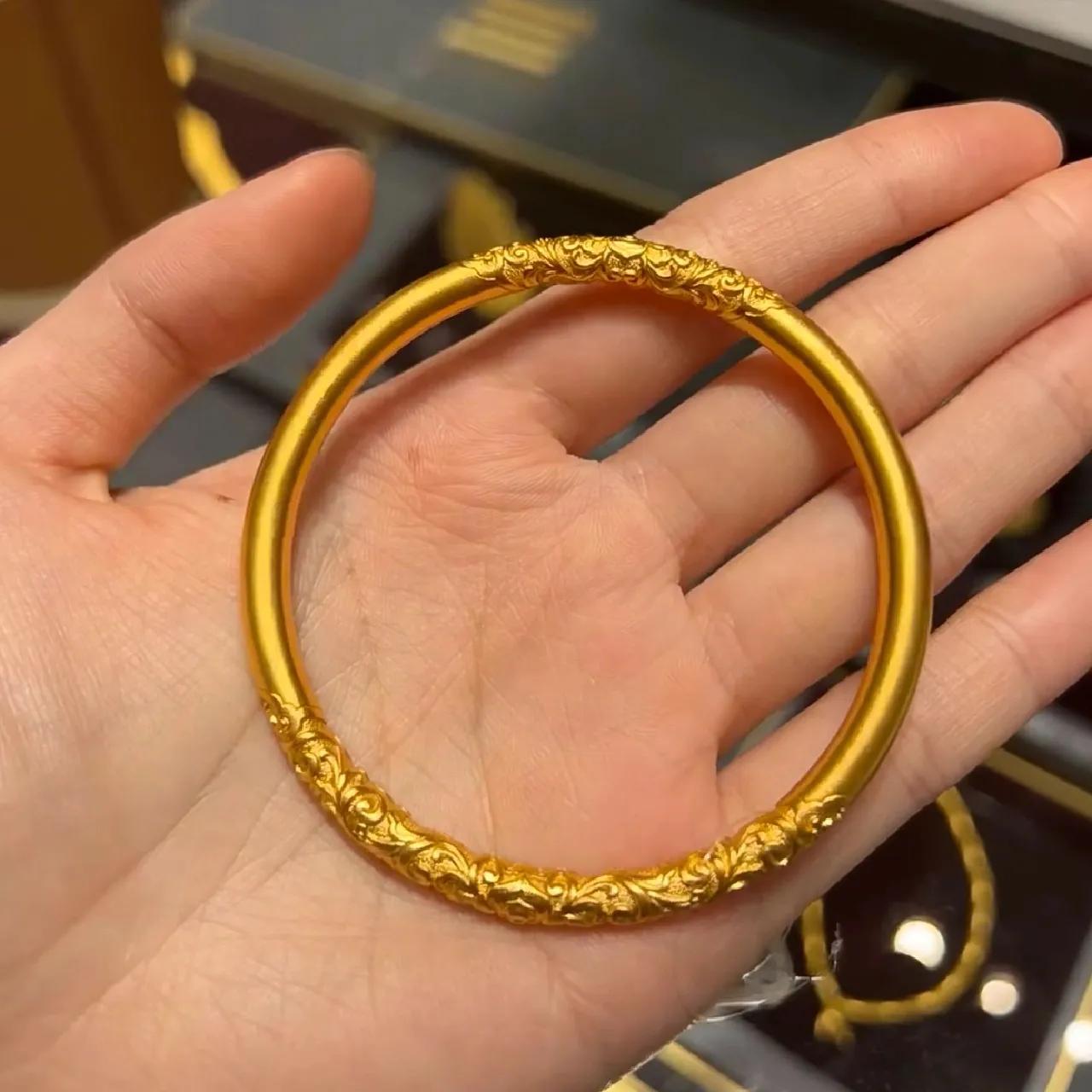 奉劝一句：金饰一跌，最先扛不住的，往往是门店。今天国际金价又疯了，现