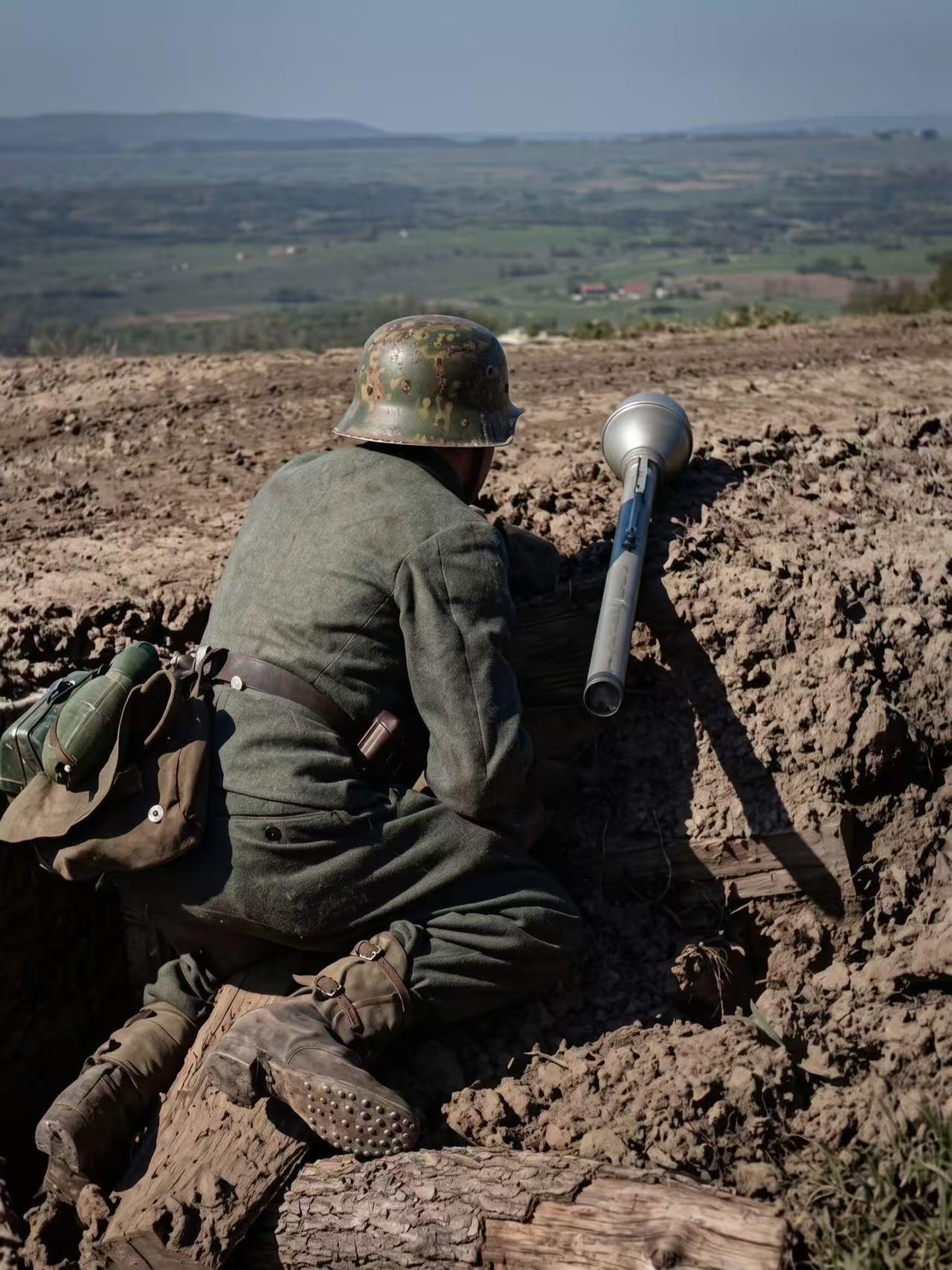 1944年10月，东线战场，一名来自精锐装甲掷弹兵师的步枪兵正在路边散兵坑中保持