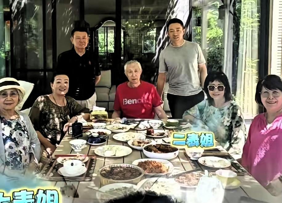 大家围坐一起，汪宝过百日，兰姐笑眯眯，全家福排好，表哥表姐都在。看着照片，闪回了