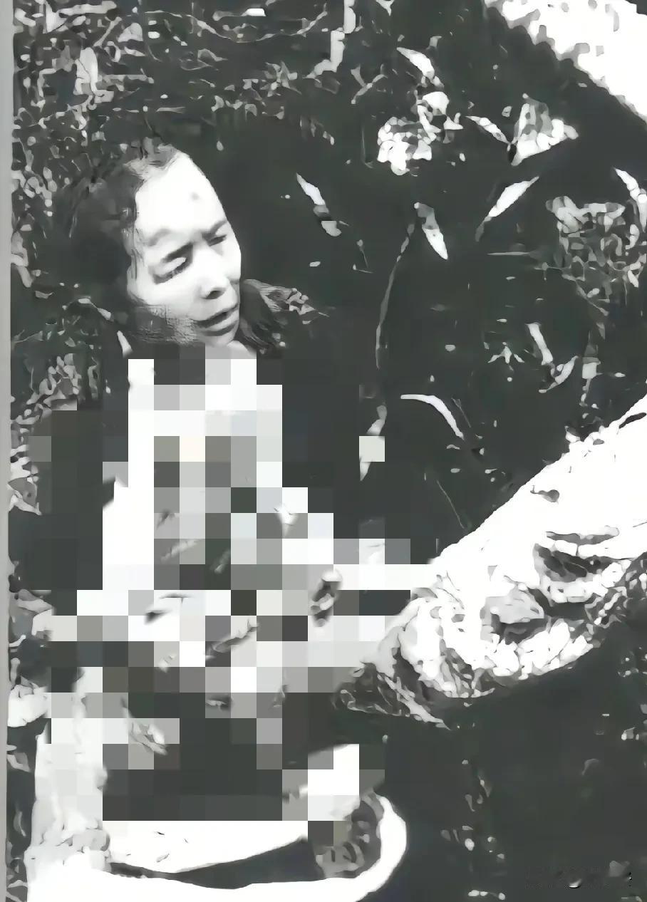 1937年，南京！一名老妇女被鬼子凌辱后，在鬼子的胁迫下在镜头前做出屈辱的动作