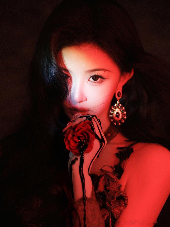 孔雪儿又出神图了、孔雪儿卷发红唇孔雪儿这组状态真的没话说，玫瑰般娇艳，神图预