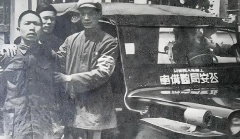 1949年，军统少将正在街上闲逛，忽然看到一个过去认识的地下党很眼熟，大喜过望，
