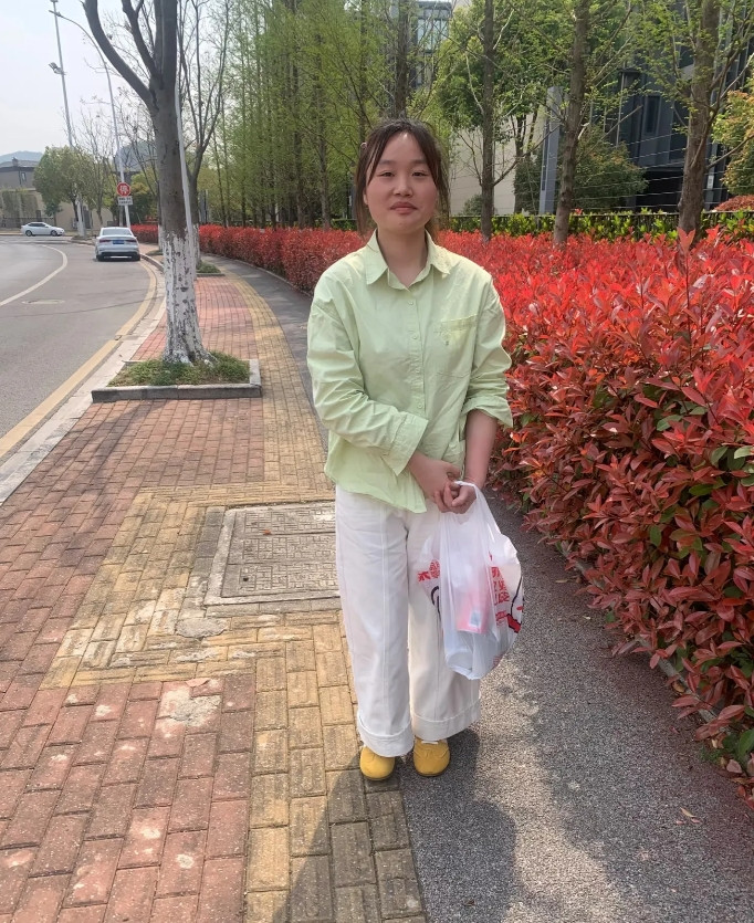 今天去相亲，特意化了妆，穿了好看的衣服，相亲对象带父母一起来的，我和我妈一起，没