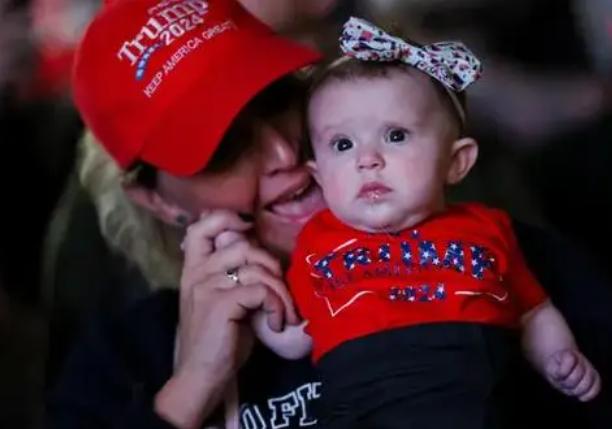 特朗普出绝招了！据红星新闻报道，当地时间2日，白宫直接官宣了个新鲜政策，要给