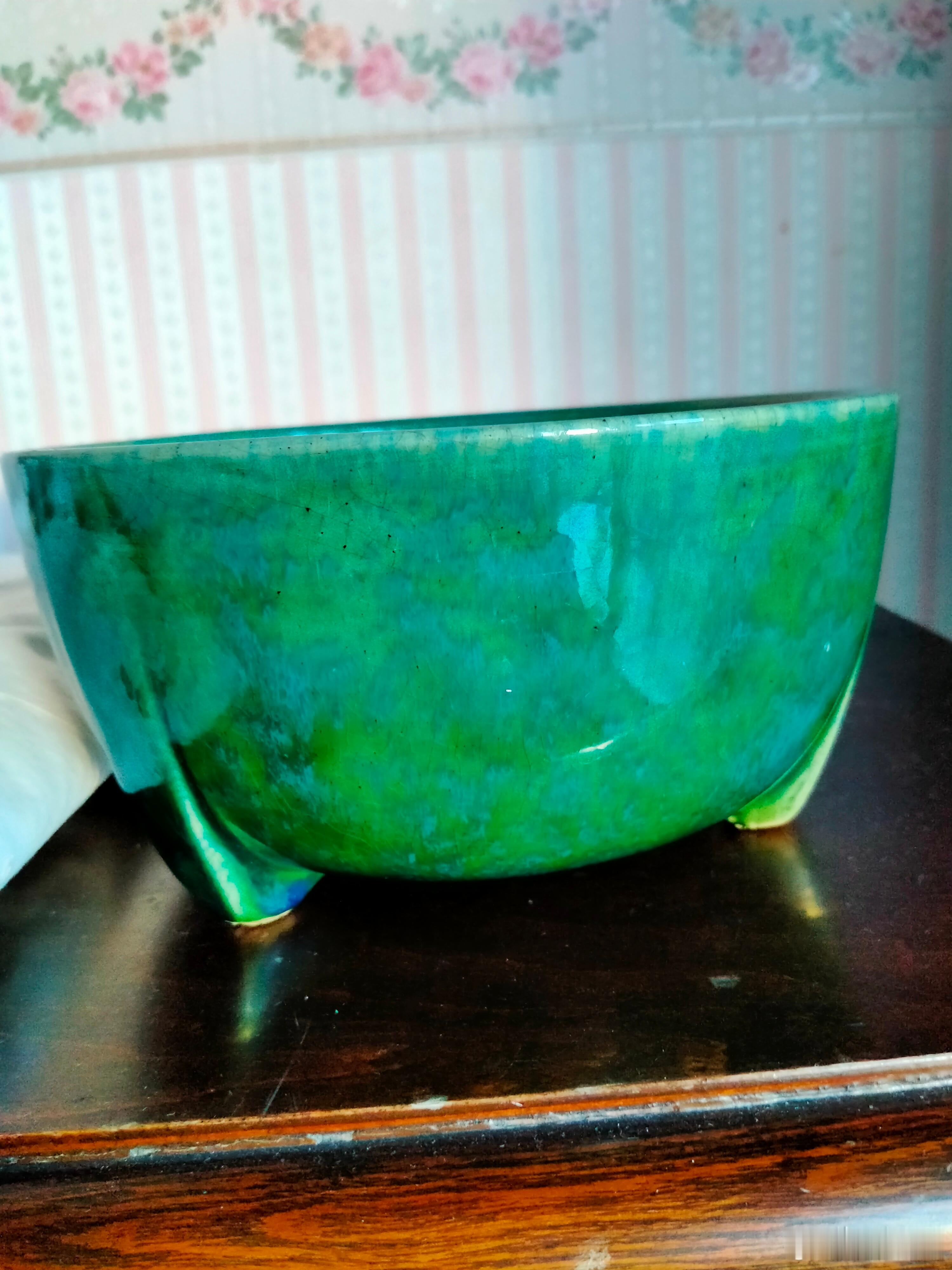 每周鉴赏收藏精品之北宋钧窑绿釉窑变三足香炉本件北宋钧窑绿釉窑变香