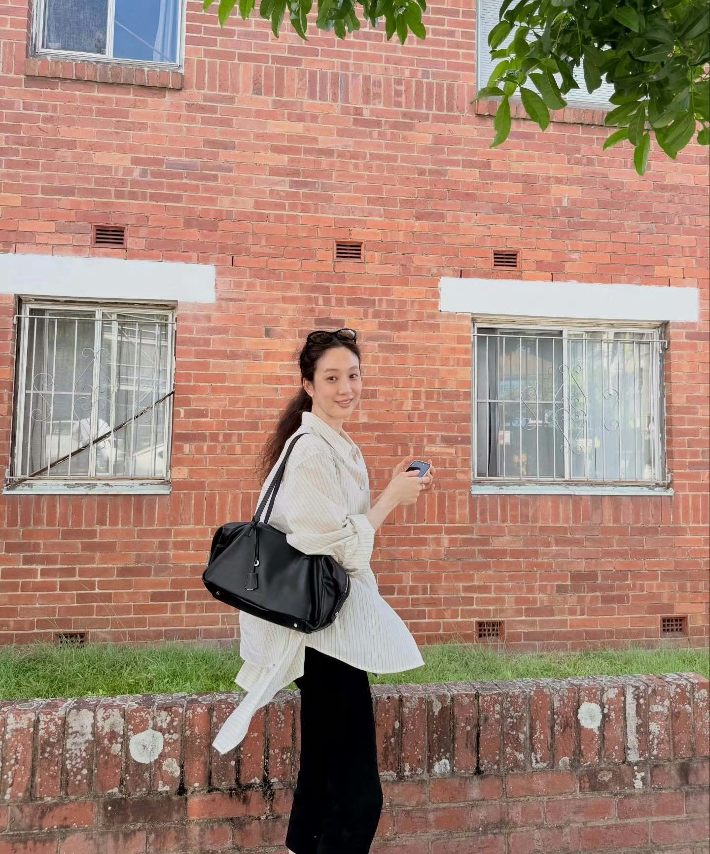 郑丽媛近期日常照合集真的每次会被欧尼的松弛感戳中自在舒展有钱有闲看遍世界风景也