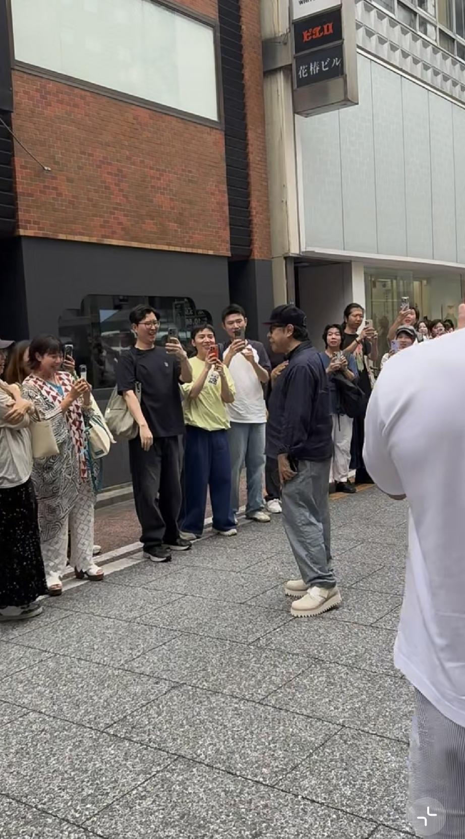7月1日，蔡康永独自现身日本东京银座，两鬓斑白看着好老，穿得也挺厚的，感觉身体不