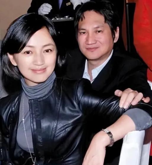 罗海琼和华谊副总裁费麒结婚。婚礼上费麒突然抢过司仪的话筒，大家以为他要致谢，谁知