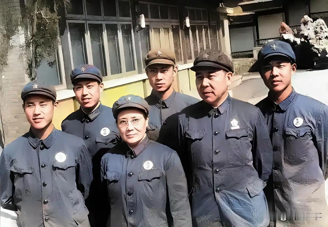 六十年代，项辉方与她的四个儿子合影。镜头下，项辉方站于中间，身旁分别是她的四个儿