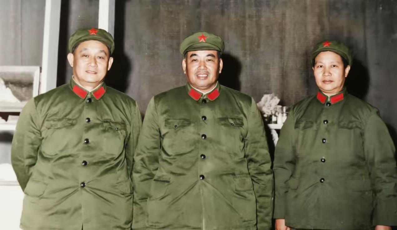 1973年，南京军区司令员许世友，和副手周纯麟、周夫人邓文秀在上海合影。许世友是