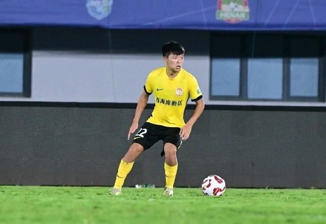 知名足球媒体人徐江：青岛西海岸打算将李昊、杨希4000W打包回血该媒体人表示，