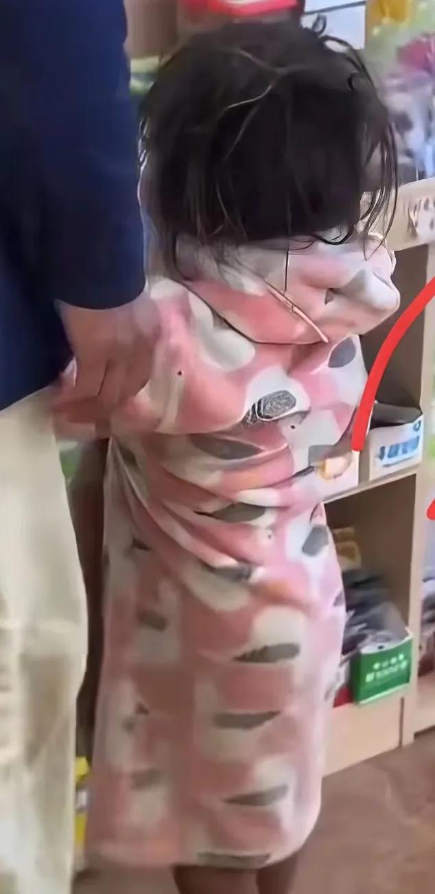 看到那个小男孩终于穿上衣服、能直立行走，心里又酸又暖——这哪是简单的“适应”，分
