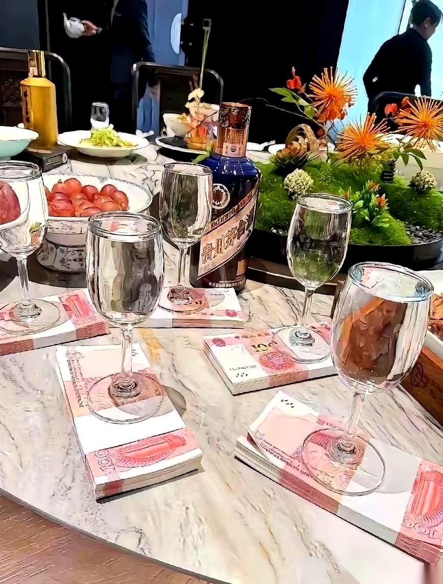我们老大“啪”一下，十万现金直接拍在年夜饭的转盘上。整个包厢瞬间就静了，所有人的