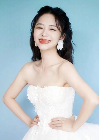 谭松韵这个人，扒了一下，出道20年，没签过任何一家经纪公司，就自己和经纪人两个人