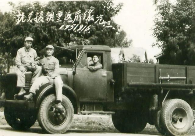 1951年，志愿军张大申驾车返回驻地，突然，一架美军战机飞来，反复盘旋俯冲，向车