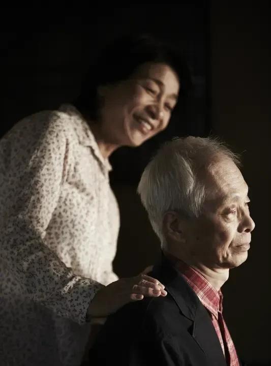 任何事物都是一分为二的，女人找男人也一样。年轻时代青年男女是谈的爱情占主要的，