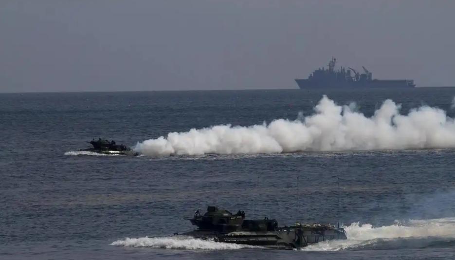 中国刚宣布向菲律宾灾民提供240万美元人道主义援助，不到两天时间，菲律宾就和美国