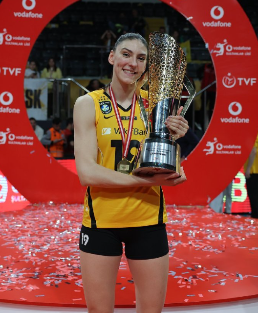 博斯科维奇等待了11个赛季，终于在离开伊萨的第一个赛季就捧得了土超冠军奖杯。