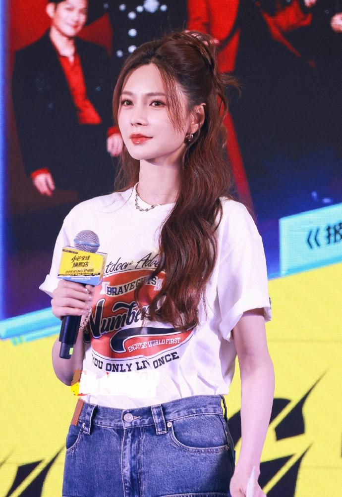今天沈梦辰在出席时尚活动的时候搭配的像个潮流美少女，她的状态很不错，气质也好。
