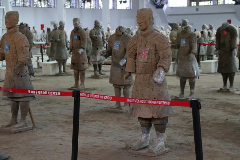 西安值得去的地方可太多了。历史控一定要去兵马俑博物馆，8000尊陶俑列阵，发丝甲