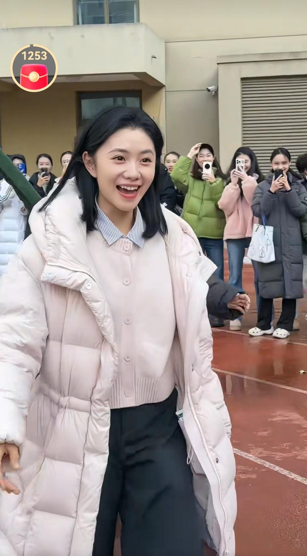 12月19日，刘浩存回母校北京舞蹈学院了，她可爱的形象深受学弟学妹们喜欢。刘