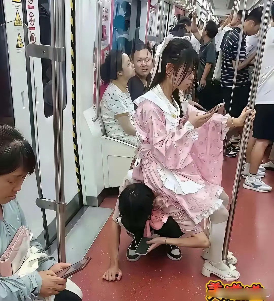 地铁现状，男孩的妈妈看到会气死吧！