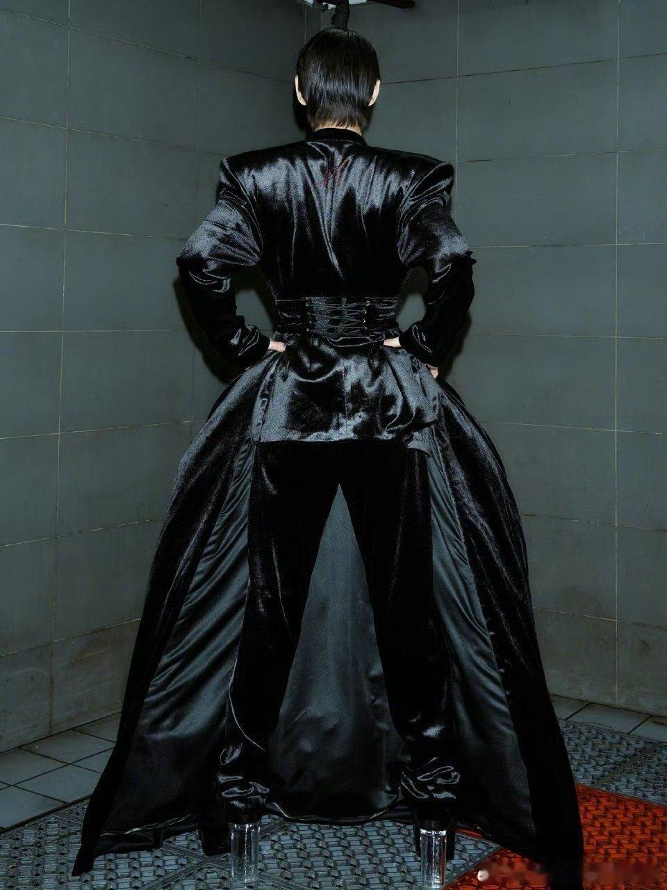 向佐穿了十厘米高跟鞋向佐这次真的拼了！十厘米高跟鞋配西装，瞬间拔高气场，完美撑