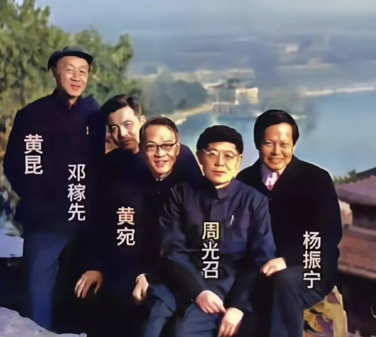 这张拍在颐和园后山的普通游客照，居然凑齐了新中国科学界的半壁江山！