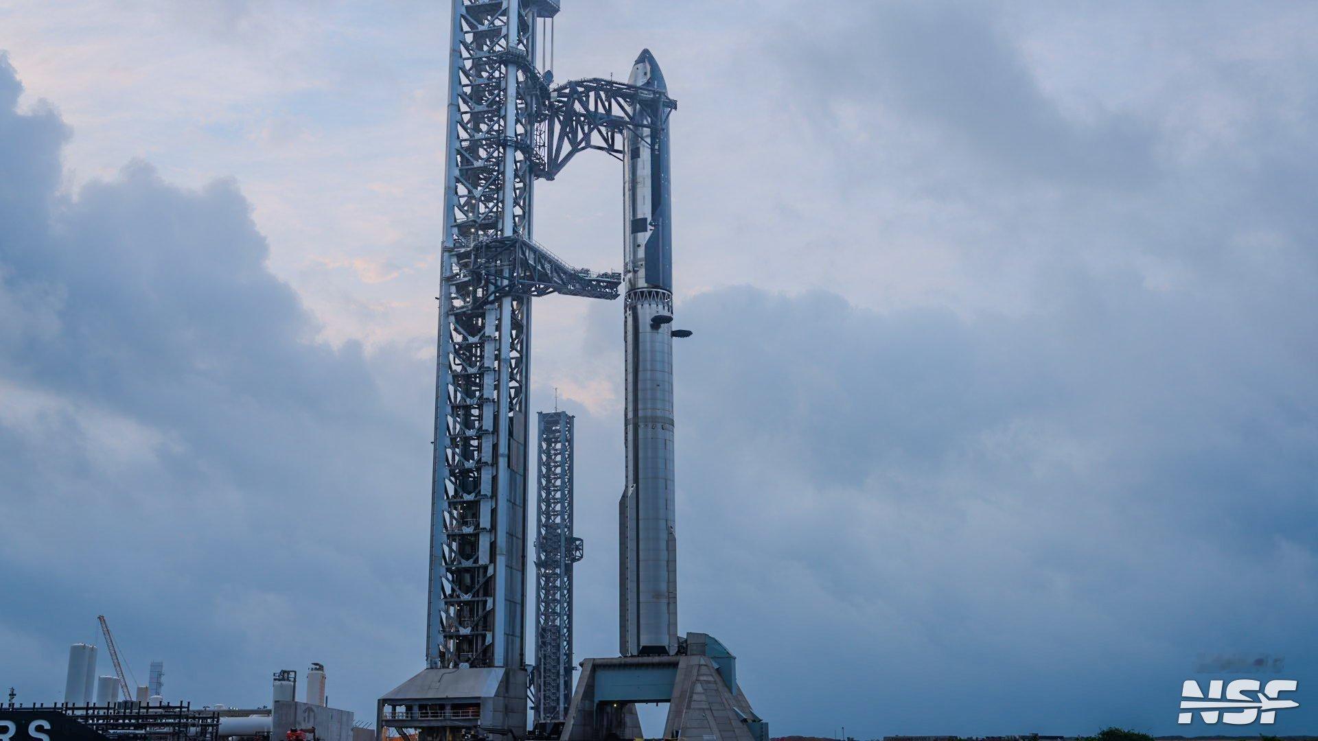 IFT-12：SpaceX星舰V3版超重助推器B19和星舰飞船S39在2号发射台