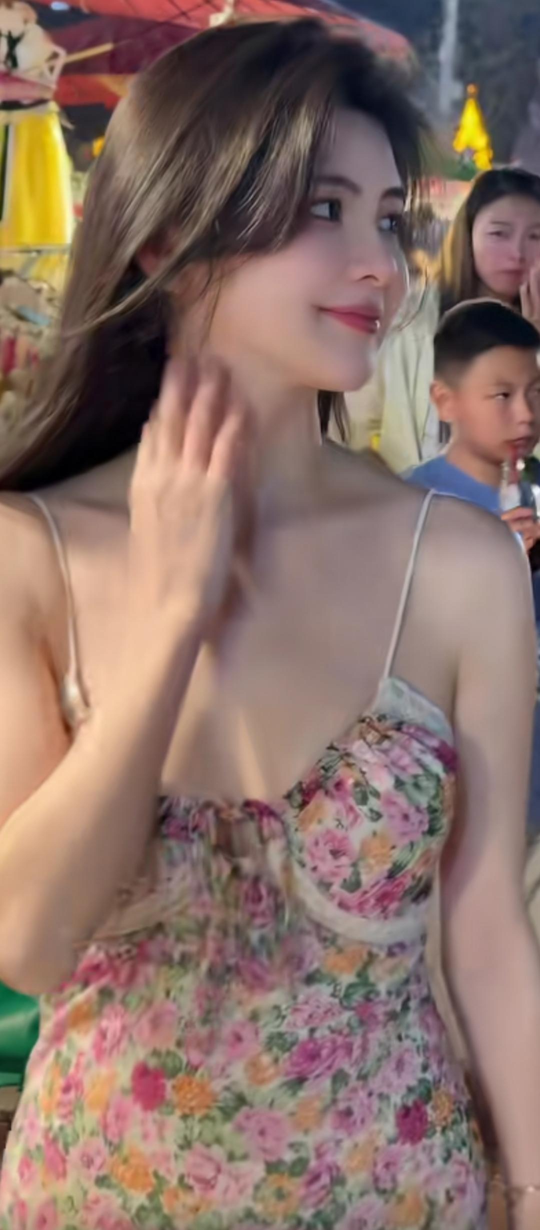 花间笑语，月色如水。