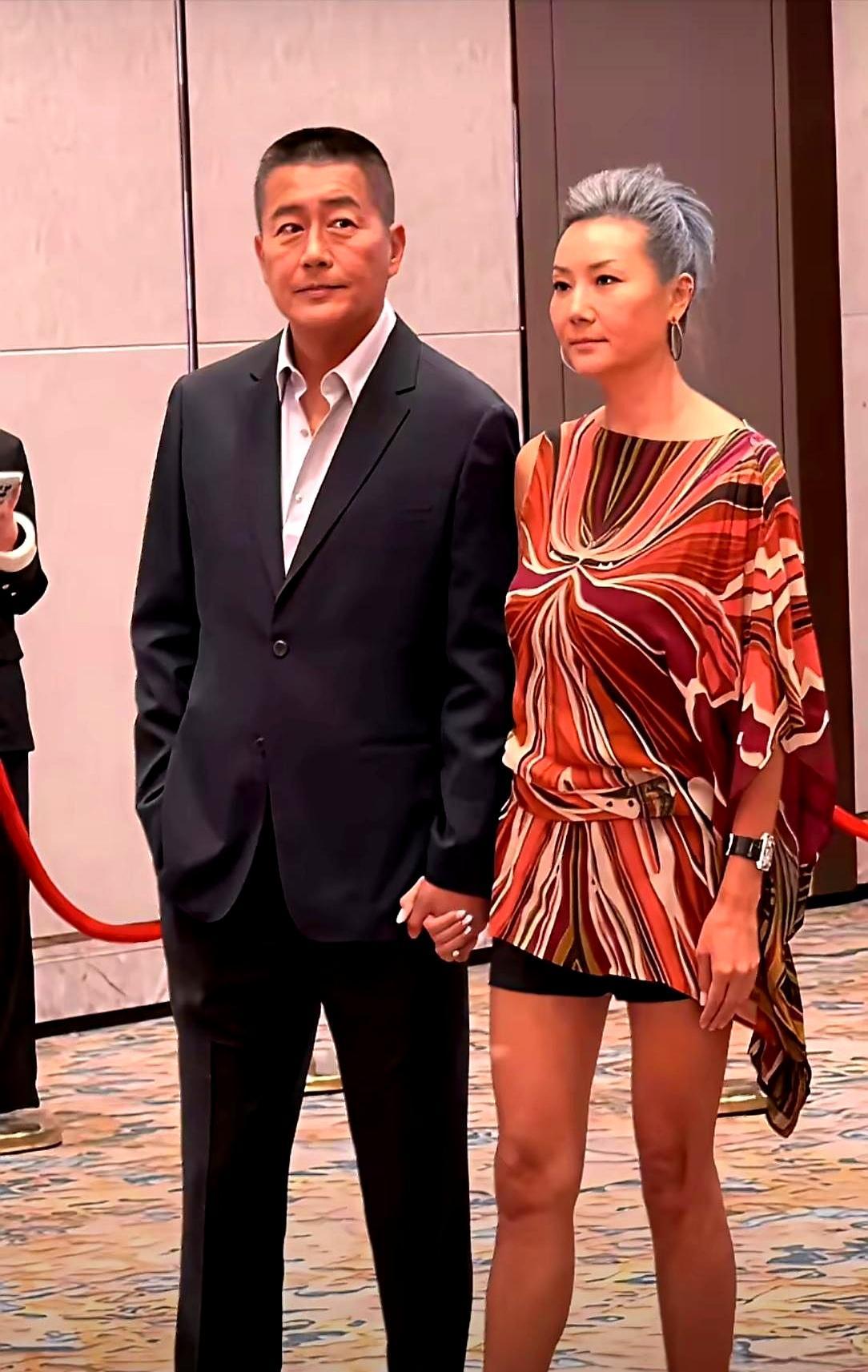 62岁高曙光搂着小16岁妻子现身活动，全场相机快门按得停不下来。你看高曙光