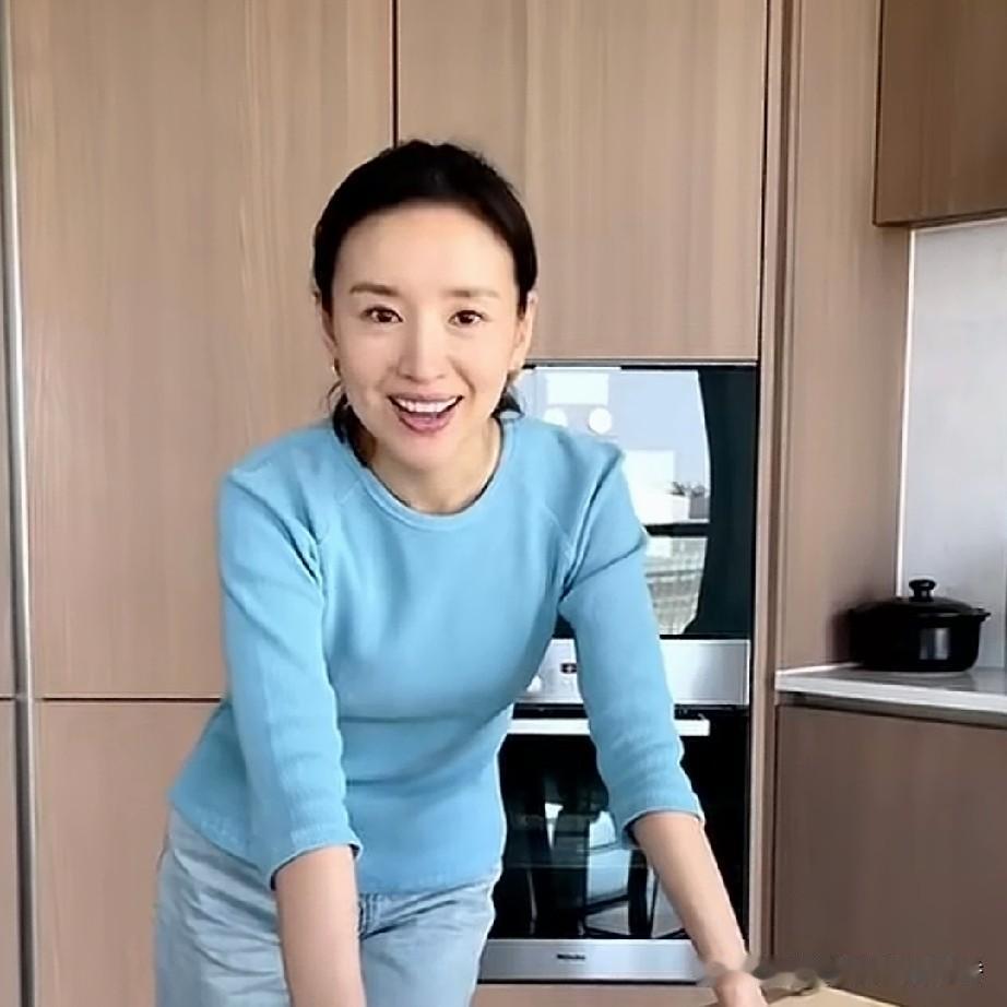 董洁素颜身着家居服的模样，看着真的令人舒心，给人一种清新脱俗的感觉。董洁一点也不