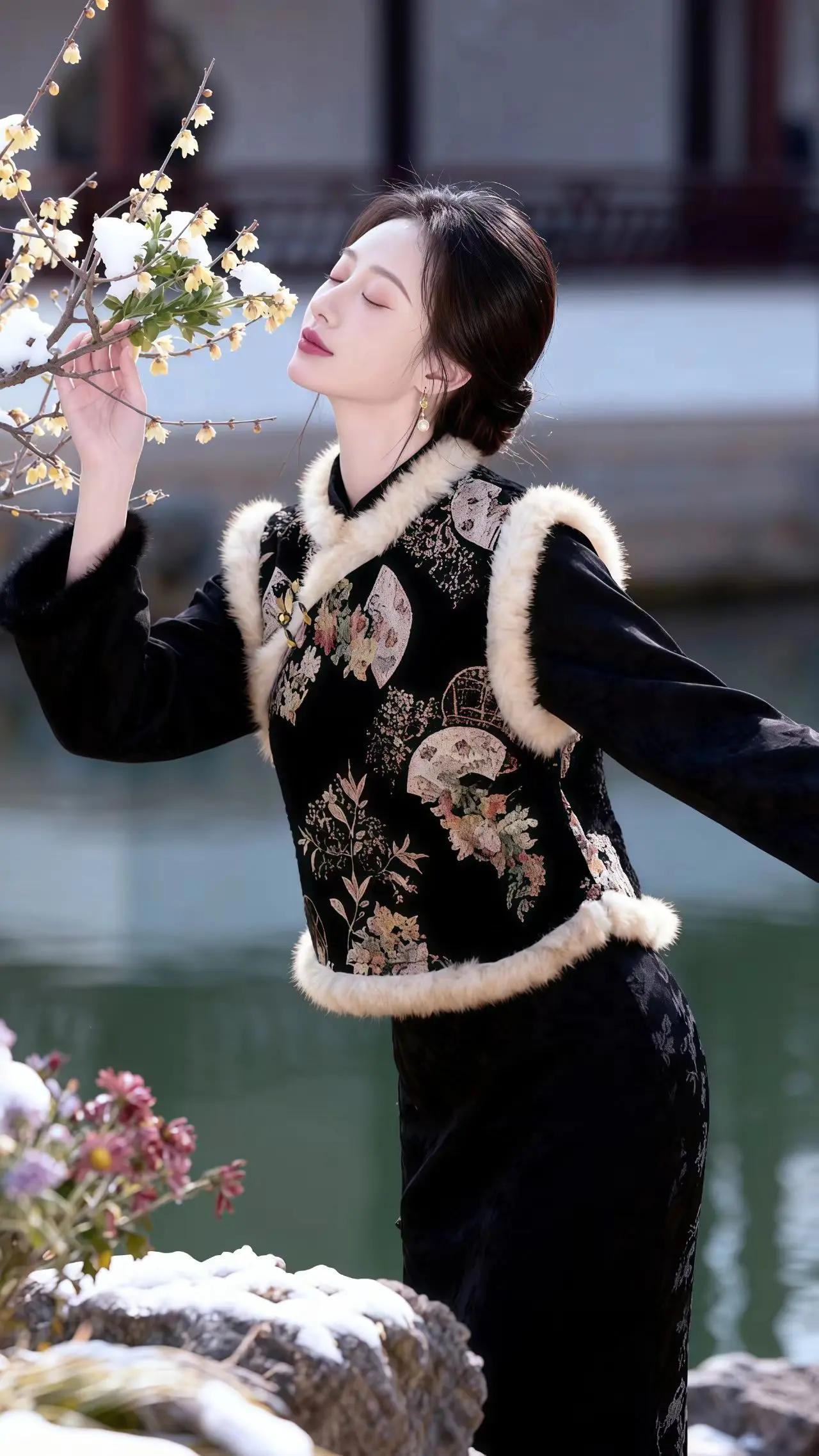 身着旗袍的女子，妆容明媚，笑靥似花，气质淡雅，清丽动人。她们是这世间最美的风景，