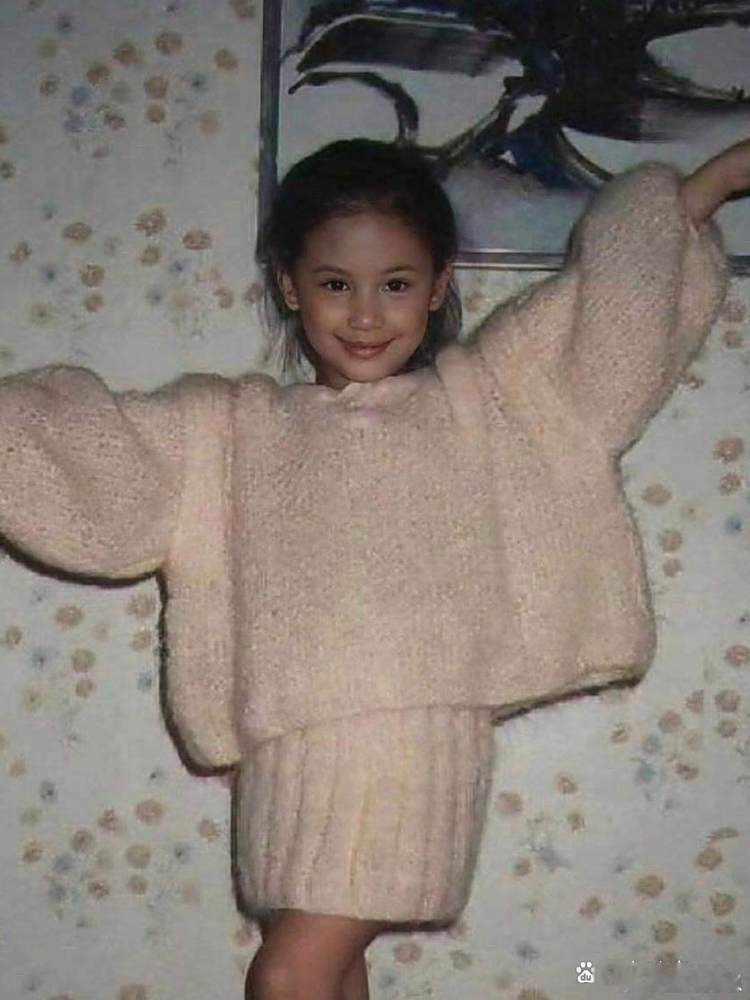 看到应采儿儿时的照片，也太让人惊喜了！小时候就有着超高颜值，更难得的是，她当时的