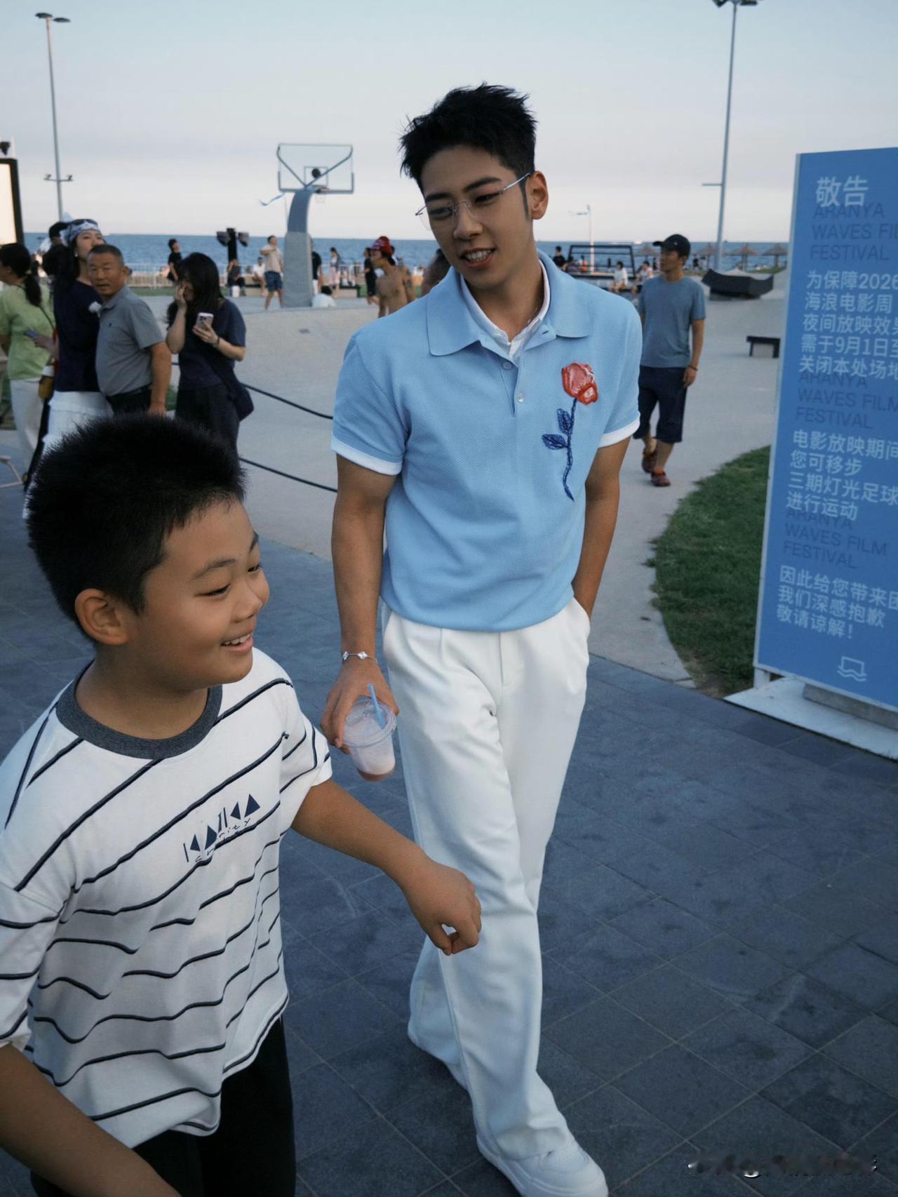 郭涛儿子石头被偶遇，全网吹成新一代男神，属实令人费解。这颜值到底哪里惊艳了？端着