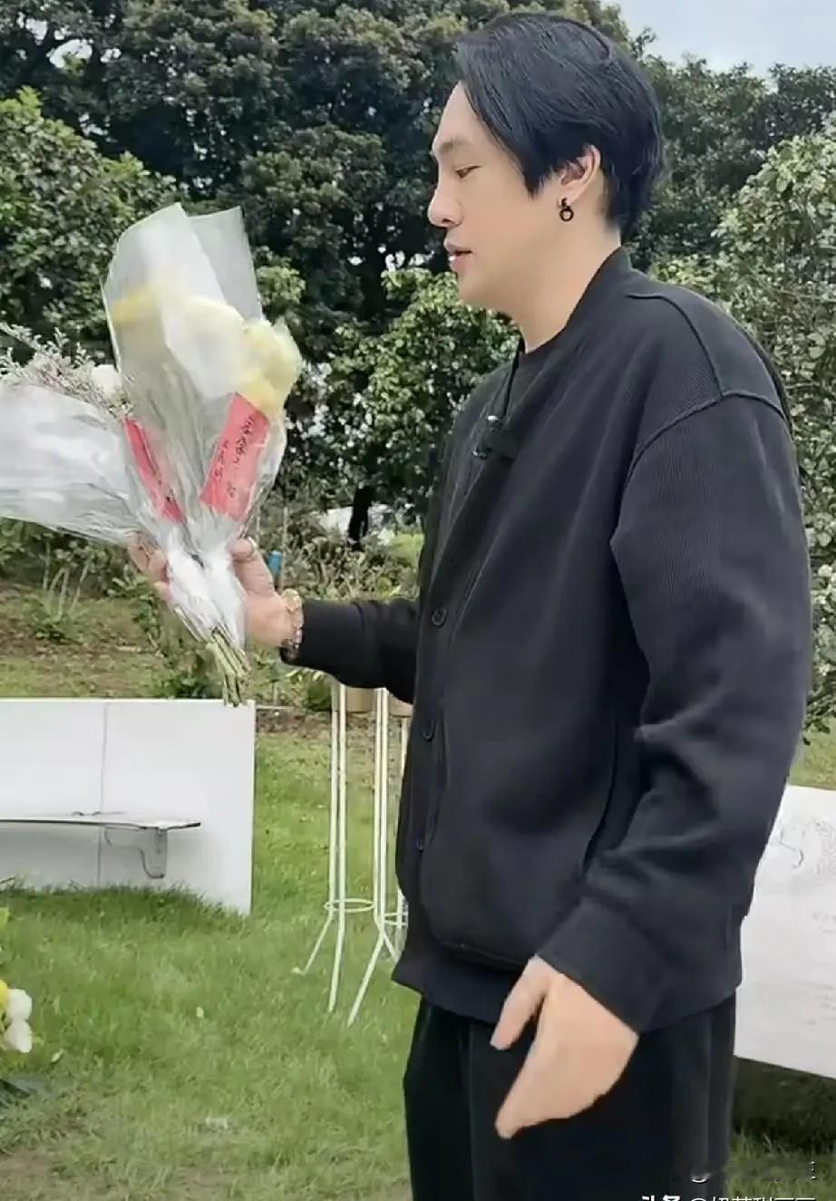 有人替大S的女儿去扫墓，把花轻轻放在雕像前。卡片上，孩子的名字写得明明白白。