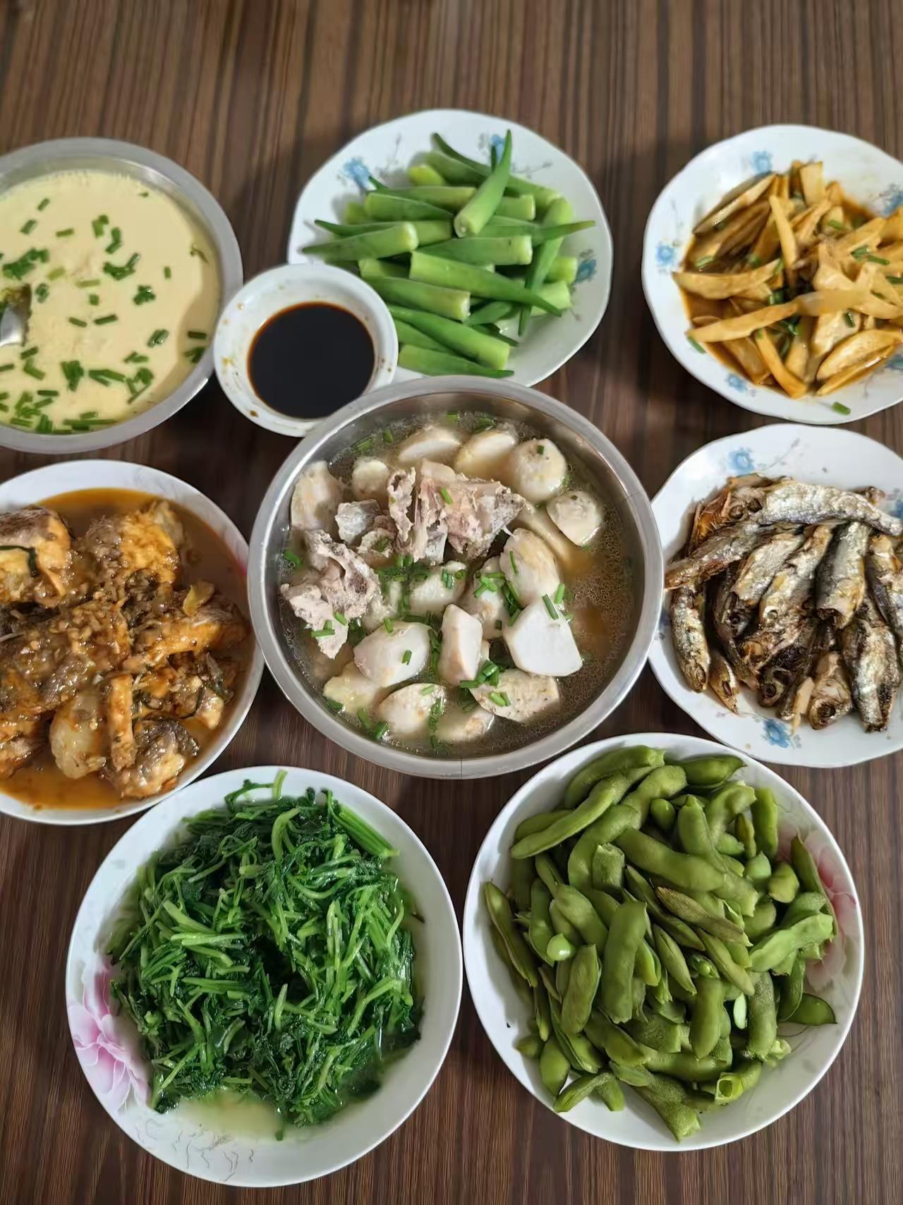 婆婆，一口热饭治愈所有。有良心有品味的好媳妇、现在有的媳妇夭天做饭带孩子还不停的